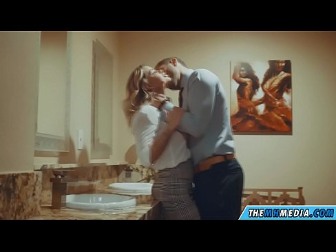 ❤️ Når en barmfagre blondine forfører dig på et offentligt toilet ☑ Sex video at da.quizfarmature.ru ❌